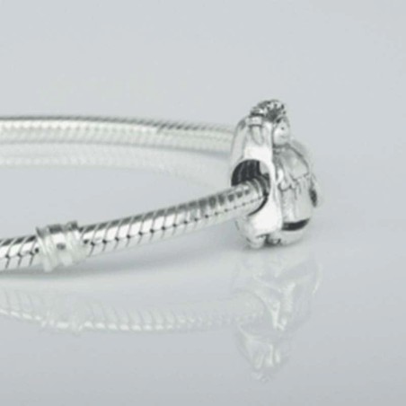 Charm Virgencita Milagrosa en plata de ley para la pulsera de Pandora o similares. Detalle en pulsera.