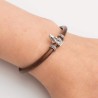 Pulsera cuero marrón  con cierre mosquetón, con charm de Virgencita de la Milagrosa en plata de ley. Muestra en muñeca.