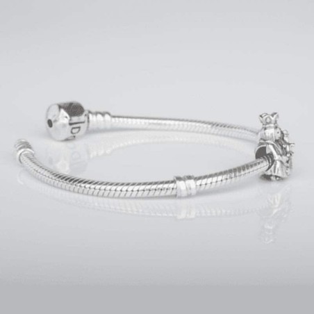 Charm Virgencita de la Almudena en plata de ley para la pulsera de Pandora o similares. Pulsera con charm.