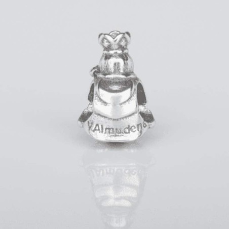 Charm Virgencita de la Almudena en plata de ley para la pulsera de Pandora o similares. Vista trasera.
