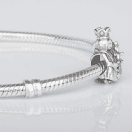 Charm Virgencita de la Almudena en plata de ley para la pulsera de Pandora o similares. Muestra en pulsera.