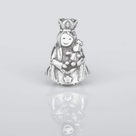 Charm Virgencita de la Almudena en plata de ley para la pulsera de Pandora o similares. Vista frontal.
