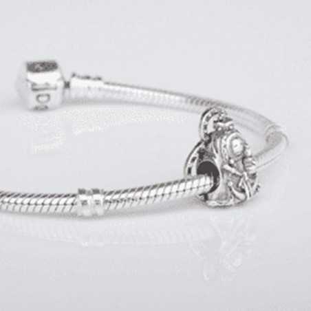 Charm Virgencita de la Cabeza con resplandor en plata de ley para la pulsera de Pandora o similares. Detalle en pulsera.