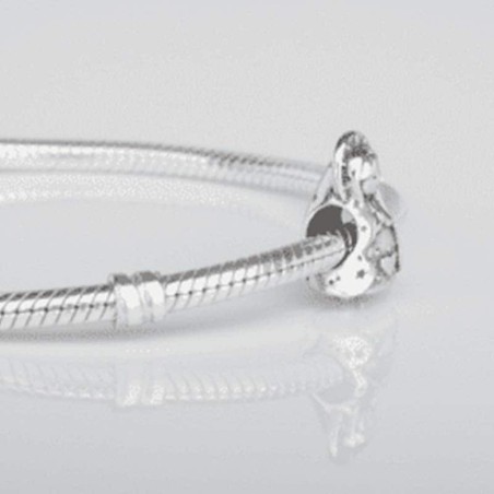 Charm Virgencita Niña en plata de ley para la pulsera de Pandora o similares. Detalle muestra en pulsera.