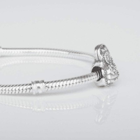 Charm Virgencita del Rocío en plata de ley para la pulsera de Pandora o similares. Detalle en pulsera.