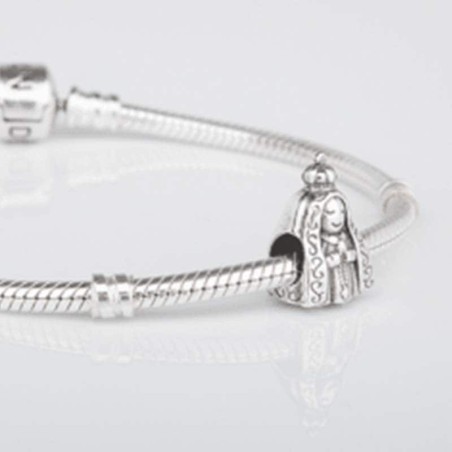 Charm de la Virgencita de Fátima en plata de ley para la pulsera de Pandora o similares. Vista frontal. Detalle en pulsera.