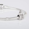 Charm de la Virgencita de Fátima en plata de ley para la pulsera de Pandora o similares. Vista frontal. Detalle en pulsera.