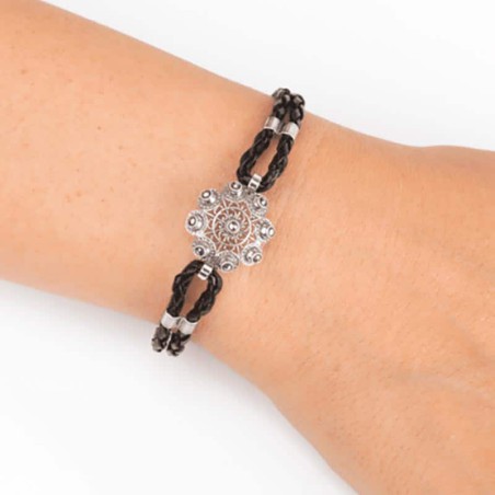 Pulsera Néfele Botón Charro de plata de primera de ley con marcasitas. Foto en muñeca.
