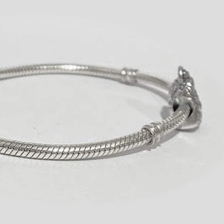 Charm de la Virgencita de la Salud. en plata de ley para la pulsera de Pandora o similares. Detalle en pulsera.