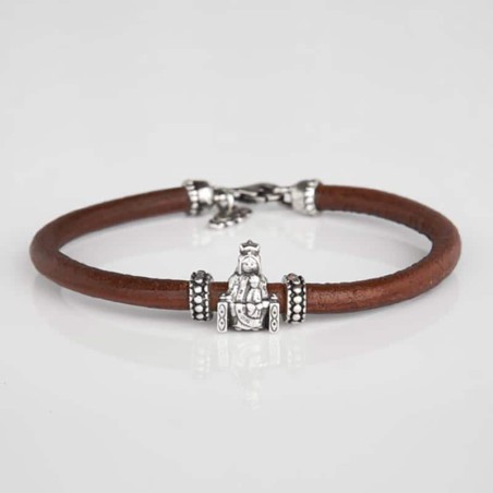 Pulsera de cuero marrón con cierre mosquetón, con charm de Virgencita de la Vega en plata de primera Ley. Muestra principal.