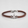 Pulsera de cuero marrón con cierre mosquetón, con charm de Virgencita de la Vega en plata de primera Ley. Muestra principal.
