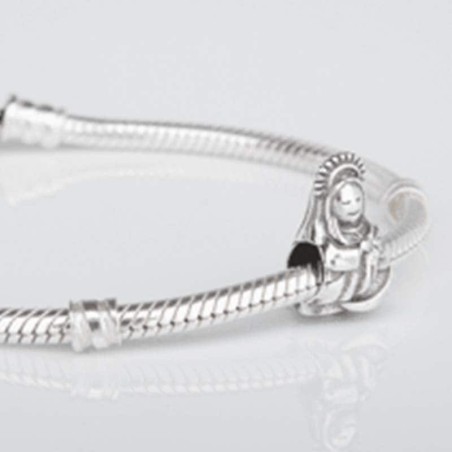 Charm de la Virgencita Inmaculada en plata de ley para la pulsera de Pandora o similares. Detalle en pulsera.