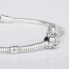 Charm de la Virgencita Inmaculada en plata de ley para la pulsera de Pandora o similares. Detalle en pulsera.