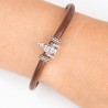 Pulsera de cuero marrón con cierre mosquetón, con charm de Virgencita de la Vega en plata de primera Ley. Muestra en muñeca.