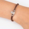 Pulsera cuero marrón con cierre mosquetón, con charm de Virgencita del Rocío en plata de Ley. Muestra en muñeca.