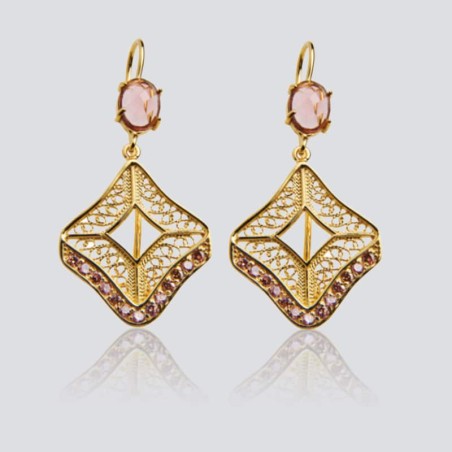 Pendientes de Filigrana Charra, en plata de Ley bañada en oro con piedras circonitas y ojo de gato rosa. Pendientes de gancho.