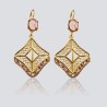 Pendientes de Filigrana Charra, en plata de Ley bañada en oro con piedras circonitas y ojo de gato rosa. Pendientes de gancho.