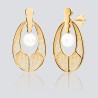 Pendientes de forma oval de filigrana charra en plata de ley y chapados en oro. Adornados con perlas barrocas naturales.