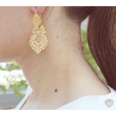 Pendientes lazo grande de filigrana charra en plata de ley y chapados en oro. Pendientes de gancho. Foto con modelo.