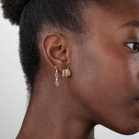 Pendientes de Pez pequeñitos en cadena en plata de ley, Bañados en oro amarillo, con circonitas. Foto modelo.