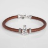 Pulsera de cuero marrón con cierre mosquetón, con charm de Virgen de la Almudena en plata de ley. Muestra principal.