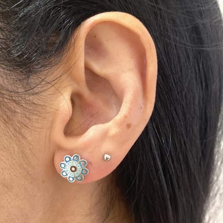 Pendientes Botón charro en plata de ley bañada esmaltados en verde turquesa a fuego. Pendientes de presión. Imagen en modelo.