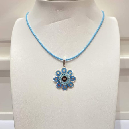 Colgante botón charro plata con esmalte azul a fuego. Modelo en busto.
