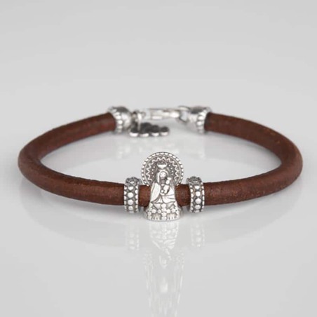 Pulsera de cuero marrón con cierre mosquetón, con charm de Virgencita del Pilar de plata de ley. Muestra principal.