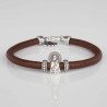 Pulsera de cuero marrón con cierre mosquetón, con charm de Virgencita del Pilar de plata de ley. Muestra principal.