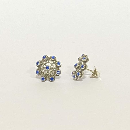Pendientes de Botón Charro en plata de ley con circonitas azules, central y extremos. imagen 1.