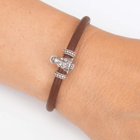Pulsera cuero marrón con cierre mosquetón, con charm de Virgencita de Covadonga en plata de ley. Muestra en muñeca.