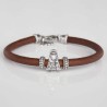 Pulsera cuero marrón con cierre mosquetón, con charm de Virgencita de Covadonga en plata de ley. Muestra principal.