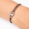 Pulsera cuero trenzado con cierre mosquetón, con charm de Virgen de la Esperanza en plata de ley. Muestra en muñeca.