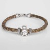 Pulsera de cuero trenzado con cierre mosquetón, con charm de Virgencita de la Milagrosa en plata de ley. Muestra principal.