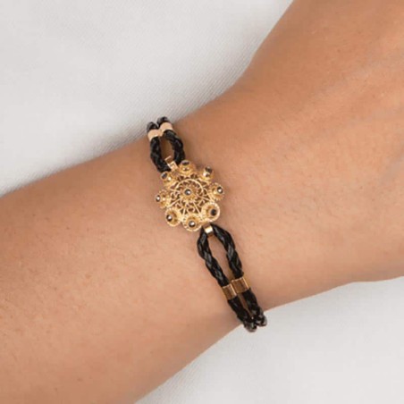 Pulsera Néfele Botón Charro de plata de primera de ley chapada en oro de 23kt. Foto en pulsera