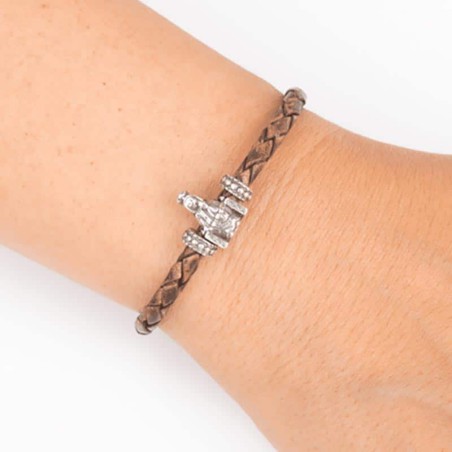 Pulsera de cuero trenzado con cierre mosquetón, con charm de Virgencita de la Vega en plata de ley. Muestra en muñeca.