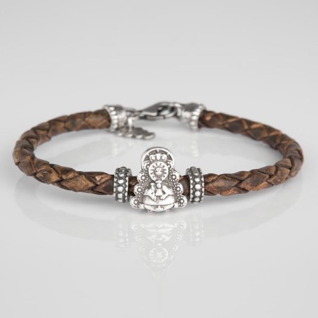 Pulsera de cuero trenzado con cierre mosquetón, con charm de Virgencita del Rocio. Muestra principal.