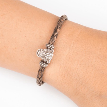 Pulsera de cuero trenzado con cierre mosquetón, con charm de Virgencita del Rocio. Muestra secundaria.