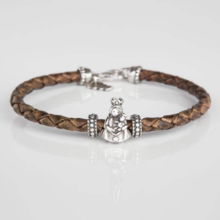 Pulsera de cuero trenzado con cierre mosquetón, con charm de Virgencita de la Almudena en plata de ley. Muestra principal.
