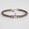 Pulsera de cuero trenzado con cierre mosquetón, con charm de Virgencita de la Almudena en plata de ley. Muestra principal.