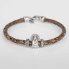 Pulsera de cuero trenzado con cierre mosquetón, con charm de Virgen del Pilar en plata de ley. Muestra principal.