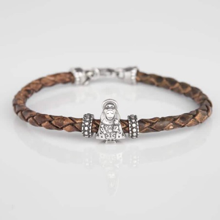Pulsera de cuero trenzado con cierre mosquetón, con charm de Virgencita de Covadonga en plata de ley. Muestra principal.