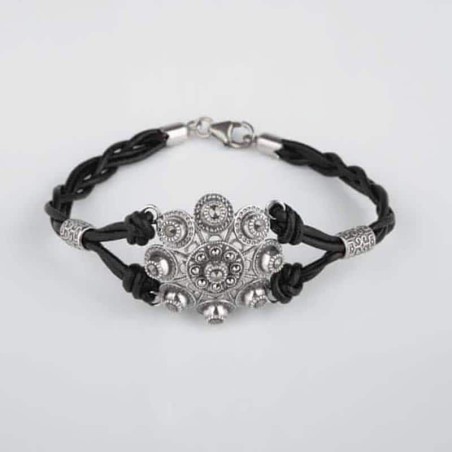Pulsera Néfele Botón Charro de plata de primera de ley con marcasitas. Cuero negro. Motivo: 2,5cm