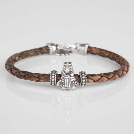 Pulsera de cuero trenzado con cierre mosquetón, con charm de Virgencita del Carmen en plata de ley. Muestra principal.