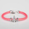 Pulsera de cordón de cabo rosa con cierr mosquetón. Con charm de Virgencita de la Vega en plata de ley. Muestra principal.